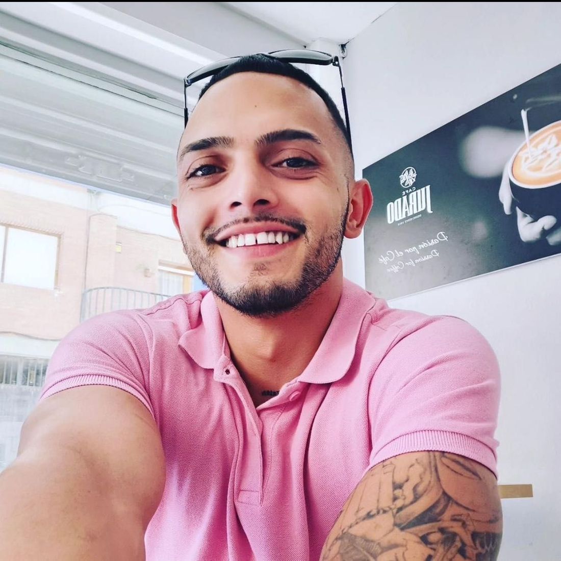 Juan Valencia sonriendo en la barbería